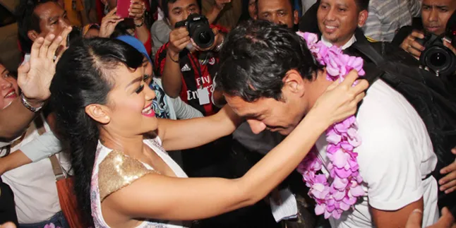 Julia Perez Kabur Naik Ojek Usai Sambut Fabio Canavaro, Ada Apa? Julia Perez Kabur Naik Ojek Usai Sambut Fabio Canavaro, Ada Apa?