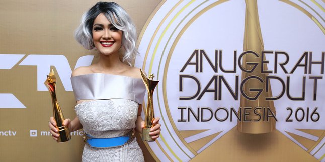 Julia Perez Menangis di 'Anugerah Dangdut Indonesia 2016'