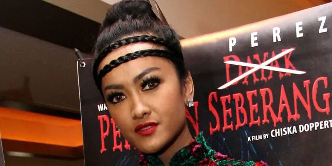 Julia Perez: 'PERAWAN SEBERANG' Seseram 'THE CONJURING' Julia Perez: 'PERAWAN SEBERANG' Seseram 'THE CONJURING'