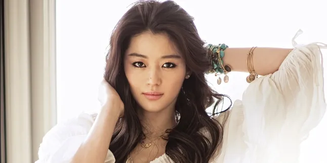 Jun Ji Hyun Tampil Garang, Senapan Jadi 'Mainan' Baru Jun Ji Hyun Tampil Garang, Senapan Jadi 'Mainan' Baru