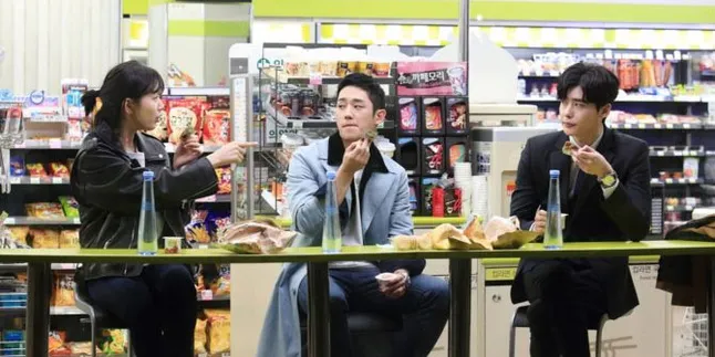 Jung Hae In Bocorkan Sifat Asli Lee Jong Suk dan Suzy di Dunia Nyata