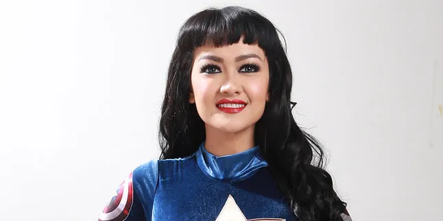 Jupe di Antara Bule Ganteng dan Mumu, Netizen Beri Komentar