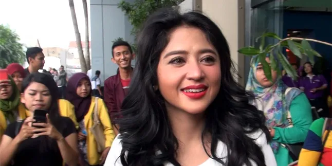 Jupe Diancam, Dewi Perssik Tertawa