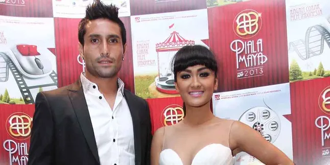 Jupe-Gaston Putus, Fans Protes