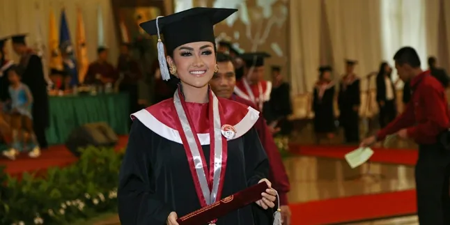 Jupe Jadi Yang Pertama Lulus Sarjana di Keluarga, Sang Ibu Bangga