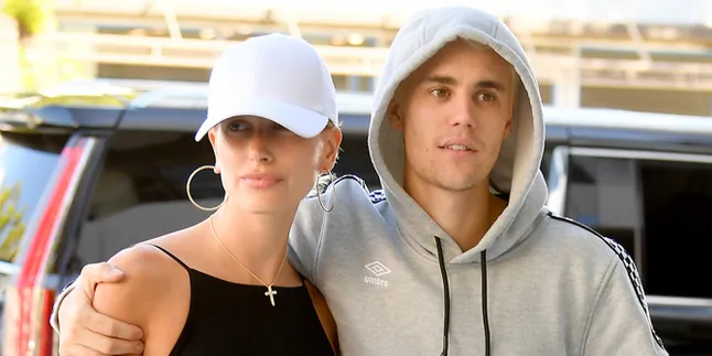 Justin Bieber & Hailey Baldwin Kompak Pamer Foto Ciuman Romantis Saat Natal