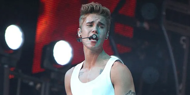 Justin Bieber Cium Pelayan di Tempat Skydiving