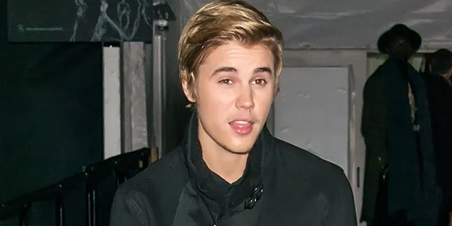 Justin Bieber Cium Seorang Gadis Pirang Dalam Pesta, Siapa Dia?