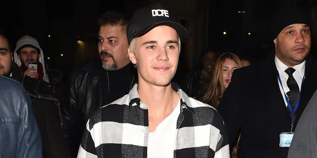 Justin Bieber Gandeng Manis Adik Perempuannya Saat Jalan-Jalan