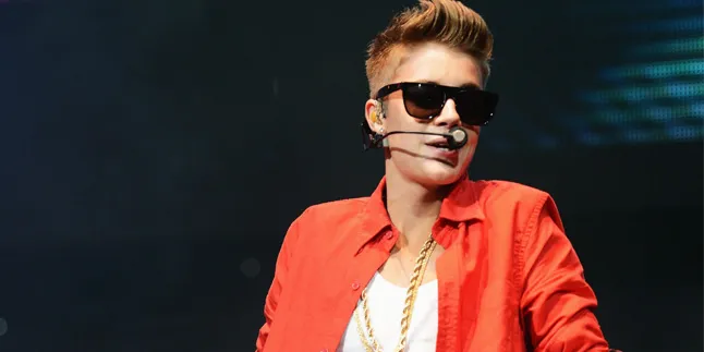 Justin Bieber Ketahuan Menghisap Ganja (Lagi)? Justin Bieber Ketahuan Menghisap Ganja (Lagi)?