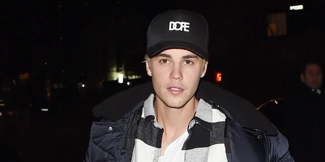 Justin Bieber Ketahuan Tukar Nomor HP & Peluk Wanita Cantik