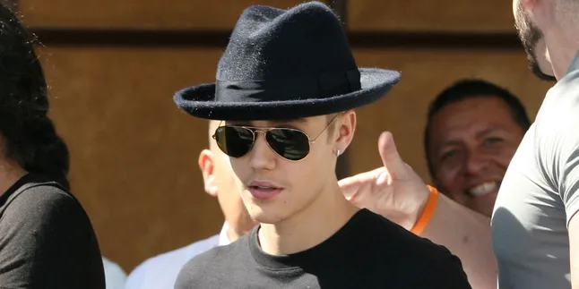 Justin Bieber Mendadak Pajang Foto Ciuman Dengan Selena Gomez Justin Bieber Mendadak Pajang Foto Ciuman Dengan Selena Gomez