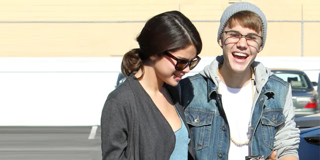 Justin Bieber Mengaku Bahagia Bisa Jadi Pacar Selena Gomez Justin Bieber Mengaku Bahagia Bisa Jadi Pacar Selena Gomez