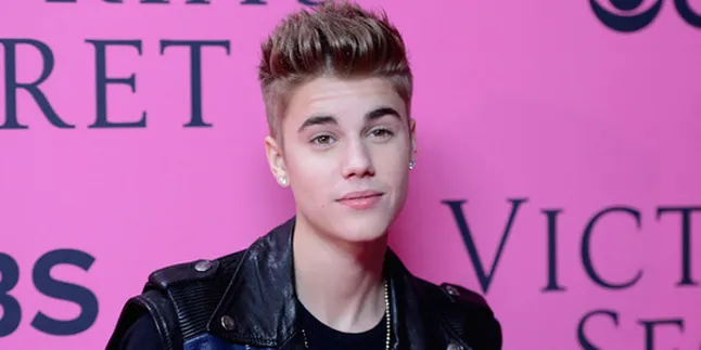 Justin Bieber Puji Selena Gomez Setinggi Langit