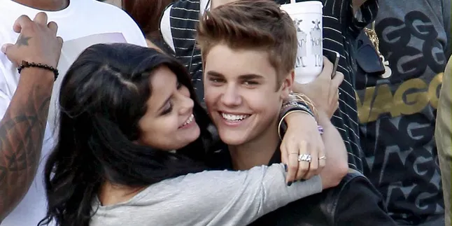 Justin Bieber - Selena Gomez Tertangkap Berciuman!