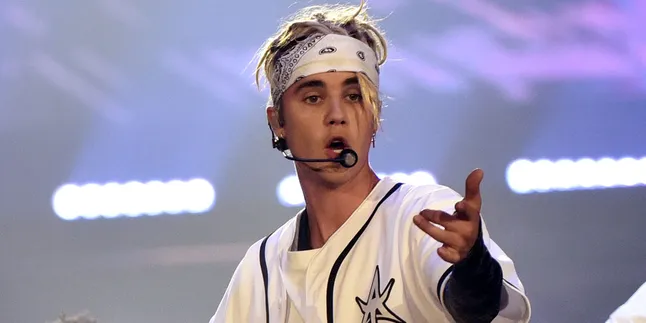 Justin Bieber Semangat Bawakan 'Let Me Love You' di AMA 2016