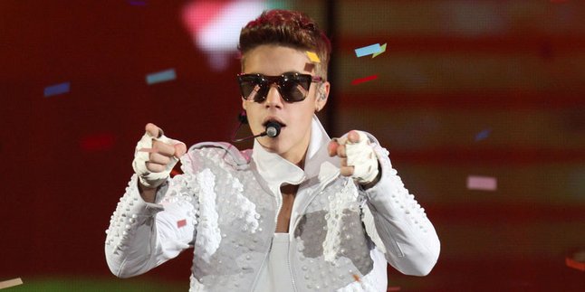 Justin Bieber Tendang Bendera Argentina Saat Konser