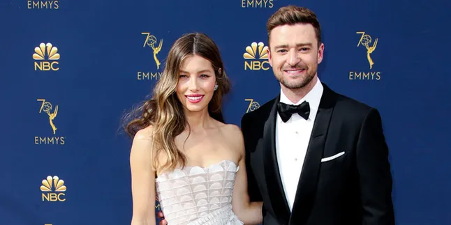 Justin Timberlake Mesra dengan Wanita Lain, Jessica Biel Masih Pakai Cincin Kawin Justin Timberlake Mesra dengan Wanita Lain, Jessica Biel Masih Pakai Cincin Kawin