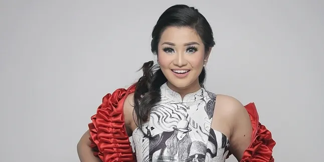 Kado Anniversary, Fitri Carlina Terima Banyak Hadiah Spesial dari Sang Suami