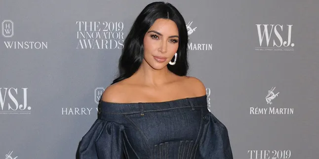 Kado Natal Kim Kardashian untuk North West, Jaket Bekas Michael Jackson Seharga Rp 916 Juta Kado Natal Kim Kardashian untuk North West, Jaket Bekas Michael Jackson Seharga Rp 916 Juta