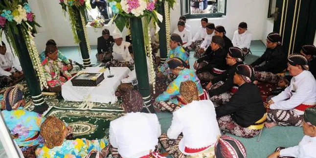 Kado Pernikahan Puteri Sultan Diperiksa Dengan Metal Detector Kado Pernikahan Puteri Sultan Diperiksa Dengan Metal Detector
