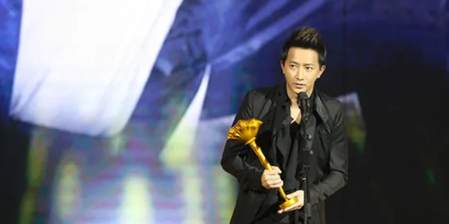 Kagetkan ELF, Han Geng Tampilkan Dance K-Pop 'MAXSTEP'