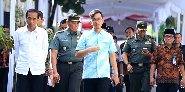 Kahiyang Ayu Menikah, Jokowi Tidak Ambil Cuti & Terus Bekerja Kahiyang Ayu Menikah, Jokowi Tidak Ambil Cuti & Terus Bekerja