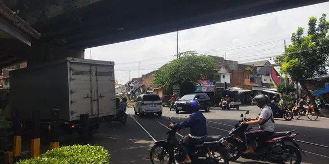 KAI Sayangkan Bus TNI AL Penerobos Lintasan Kereta