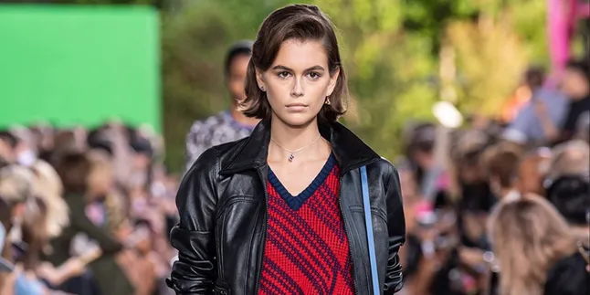 Kaia Gerber Nekat Braless & Pakai Baju Transparan di Atas Runway Kaia Gerber Nekat Braless & Pakai Baju Transparan di Atas Runway