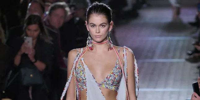 Kaia Gerber Potong Rambut Jadi Super Pendek, Makin Cantik Atau ...