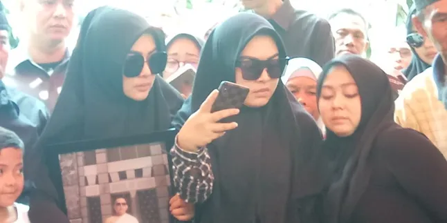 Kakak Meninggal Dunia, Ibu Syahrini Menjerit & Ucapkan Istighfar