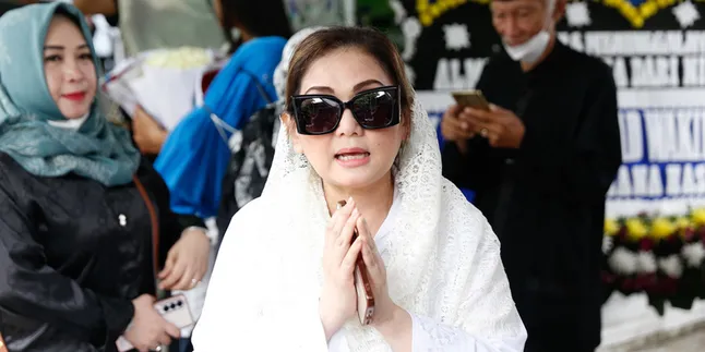 Kakak Nia Daniaty Meninggal Dunia, Farhat Abbas Hadiri Pemakaman - Masih Silaturahmi Meski Sudah Jadi Mantan Kakak Nia Daniaty Meninggal Dunia, Farhat Abbas Hadiri Pemakaman - Masih Silaturahmi Meski Sudah Jadi Mantan