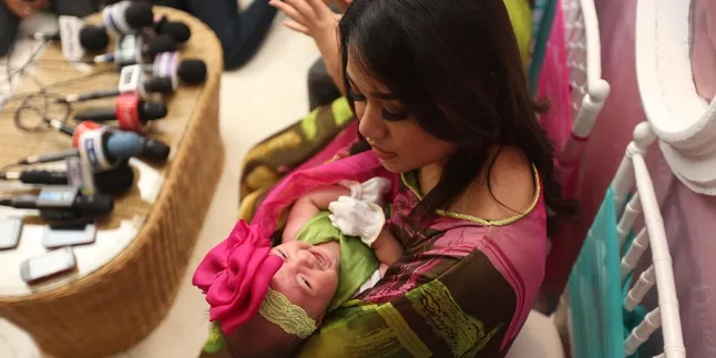 Kakak Yang Baik, Aurel Sering Suapin Baby Arsy
