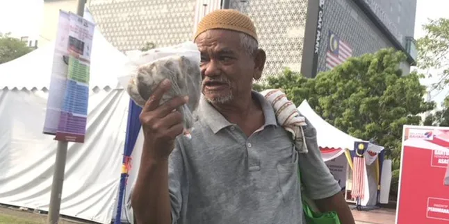 Kakek Tua Ini Rela Jualan Ikan Asin dan Tempuh Jarak 100 Km, Demi Istrinya yang Sakit