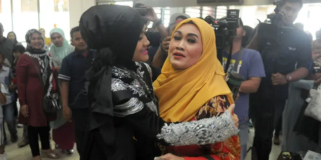 Jupe Umrah Dengan Kondisi Sakit, Ibunda Tak Kuasa Tahan Tangis