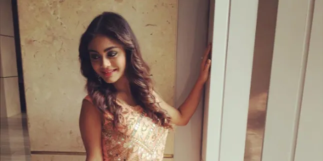 Kaki Cedera, Sreejita De Ternyata Pakai Gips Selama di Indonesia Kaki Cedera, Sreejita De Ternyata Pakai Gips Selama di Indonesia