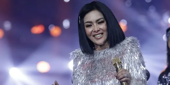 Kaki Cedera Tertimpa Lemari, Syahrini Lupakan Rasa Sakit dengan Cara Ini