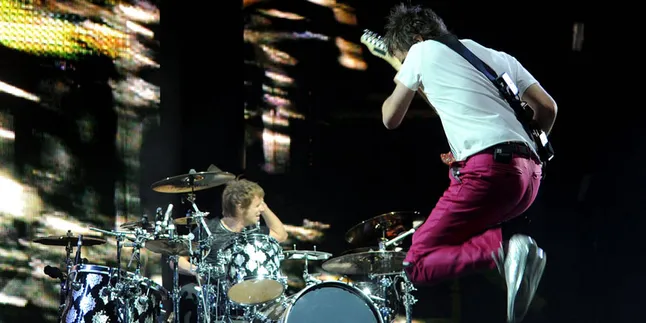 Kaki Matt Bellamy Patah, Muse Batalkan Konser Kaki Matt Bellamy Patah, Muse Batalkan Konser