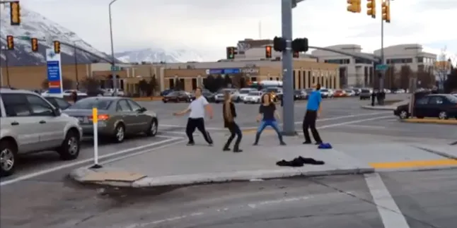 Kalah Taruhan, Pria Ini Joget Konyol di Jalan Raya!