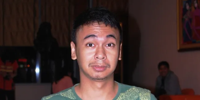 Kalah Tinggi, Raditya Dika Minder Syuting Bareng Mariana Renata