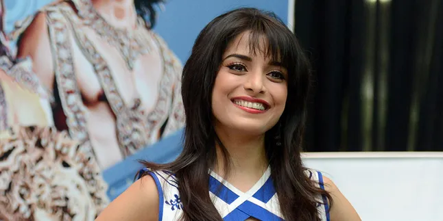 Kalau Pooja Sharma Berambut Keriting, Tetap Cantik? Kalau Pooja Sharma Berambut Keriting, Tetap Cantik?