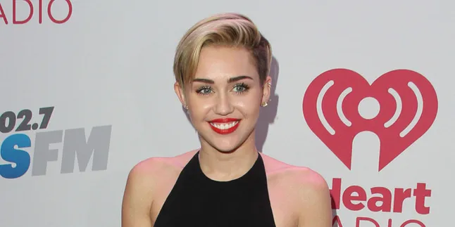 Kali Ini Miley Cyrus Tak Lupa Pakai Baju, Tetap Seksi?