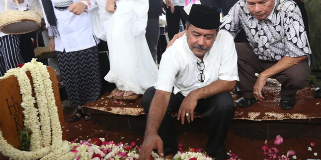 Kalimat Pengantar Rano Karno Untuk Kepergian Sang Ibunda Kalimat Pengantar Rano Karno Untuk Kepergian Sang Ibunda