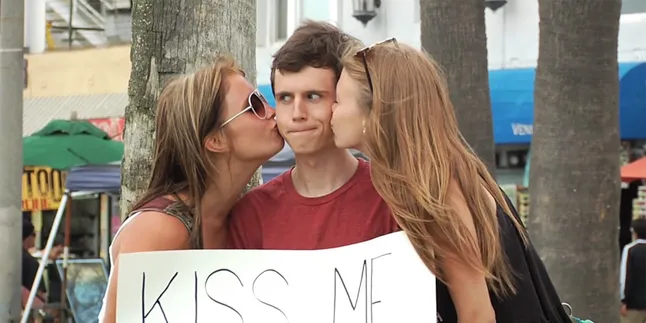 Kamu Jomblo dan Pengen Dicium Cewek? Ini Caranya!