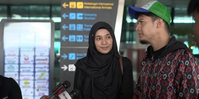 Kangen Ka'bah, Dimas Seto & Dhini Aminarti Umrah Ajak Ortu