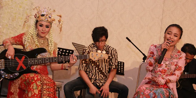 Tantri: Kapan Lagi Pakai Baju Pengantin Sambil Main Musik! Tantri: Kapan Lagi Pakai Baju Pengantin Sambil Main Musik!