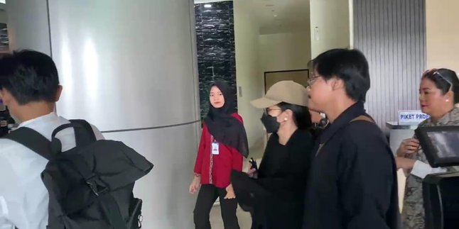 Karina Ranau Covers Her Face with a Mask and Sunglasses While Visiting Epy Kusnandar