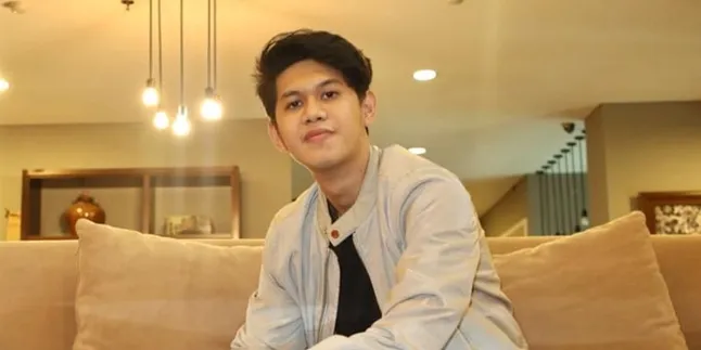 Karir Sedang Moncer, Penyanyi Belia Evra Putuskan untuk Umrah