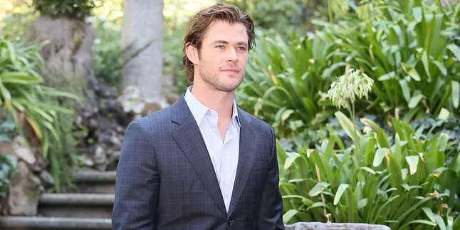 Kasihan... Bayi Kembar Chris Hemsworth Digendong Seperti Ini