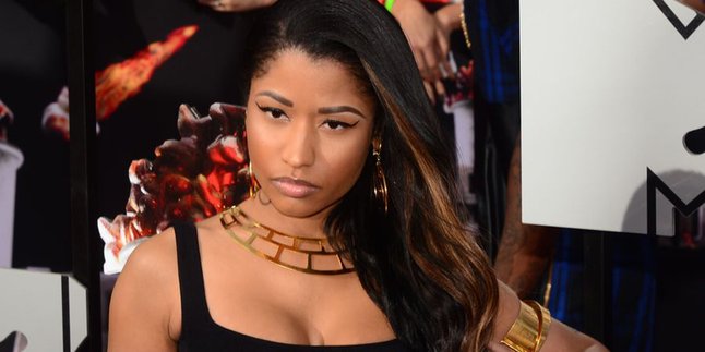 Kasihan, Dancer Nicki Minaj Digigit Anaconda